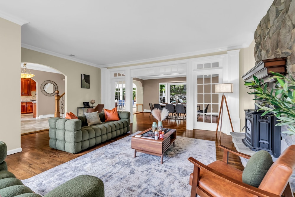 Cozy Family Retreat With Great Views and Game Room