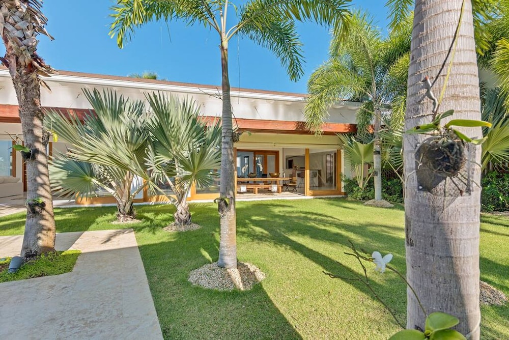 Modern Oasis Stunning Views of Golf Course River
