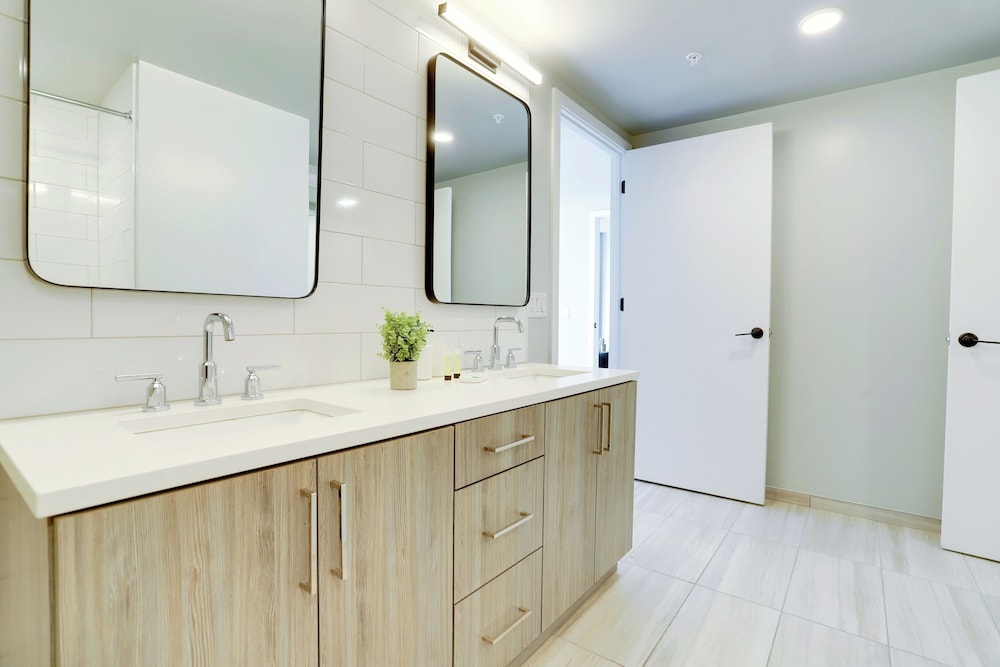 Bright Apartment with Great Amenities