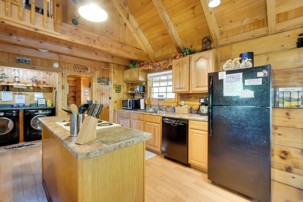 Hot Tub & Deck! 'bear Hugs Cabin' Near Gatlinburg
