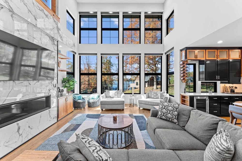The Grand on Greenbay-7 Bedrooms Sleeps 21 Modern new Build