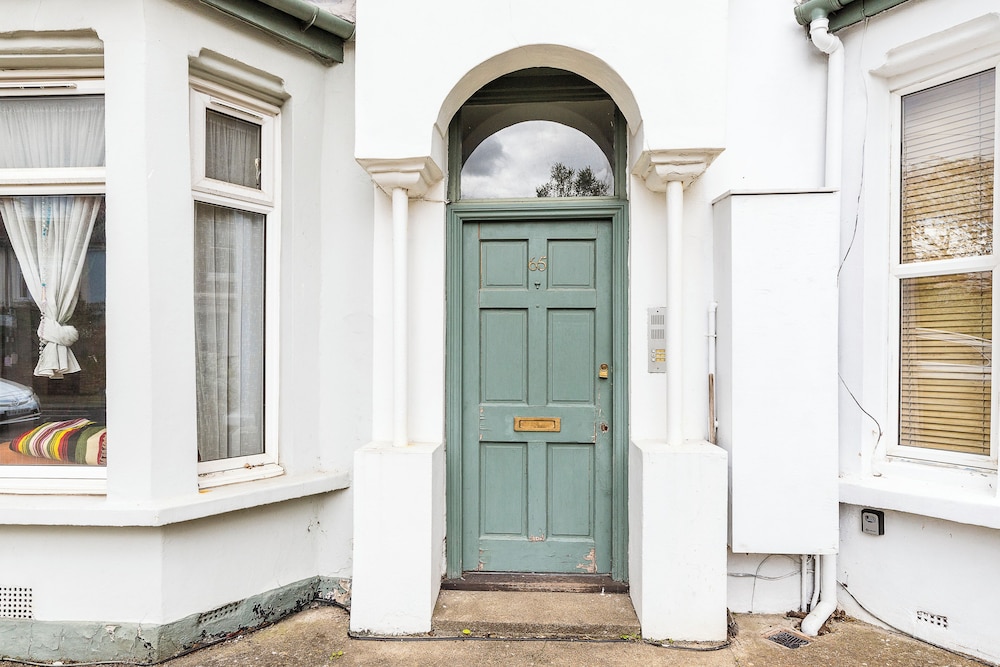 A Tranquil One-bedroom Flat Near Brockwell Park