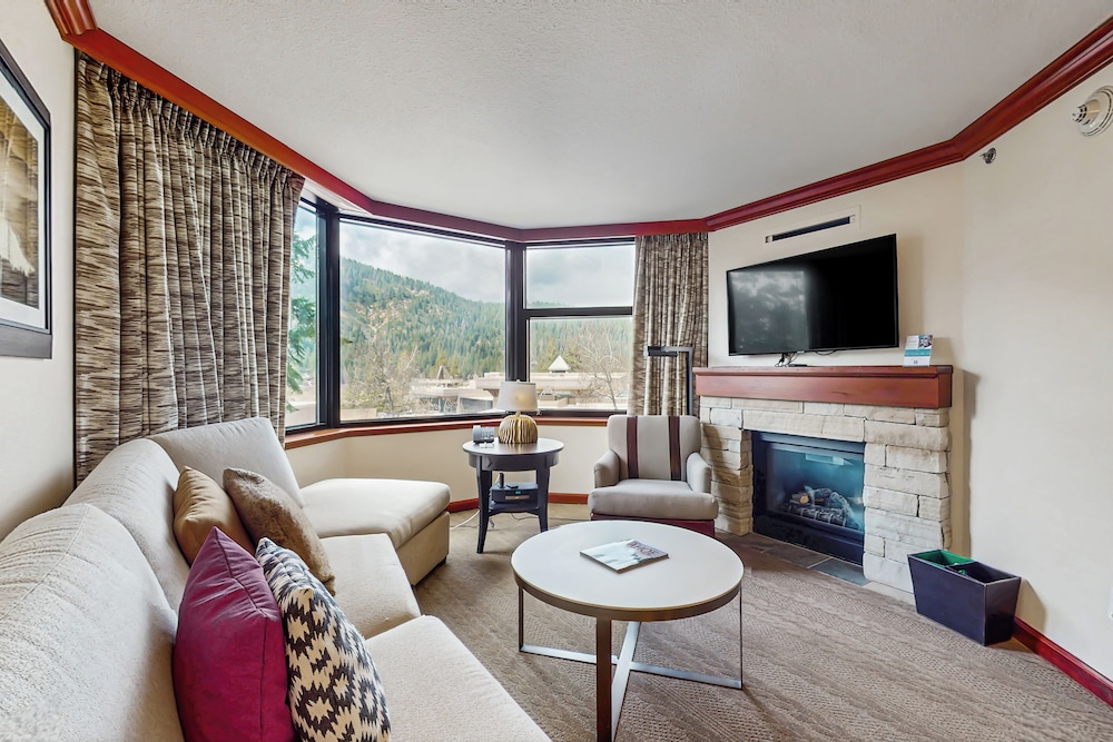 2BR Condo w/ Pool Access, Hot Tub, & ski In/out