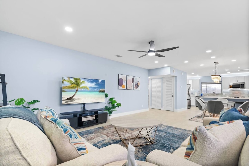 Las Olas & Beachside getaway with pool