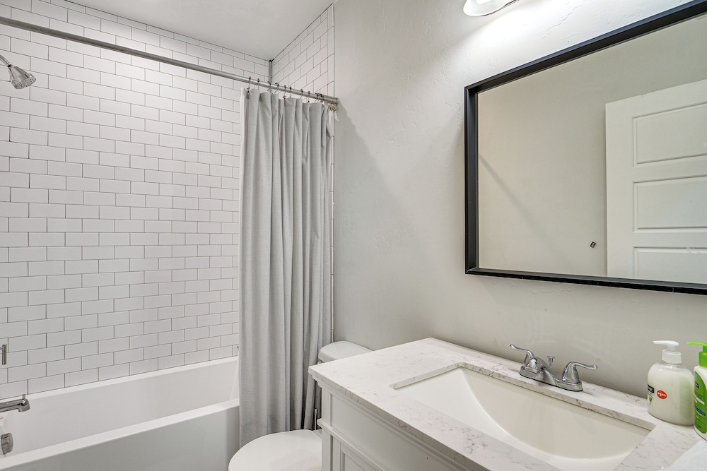 4 Mi to The District: Family Home w/ Tennis Access
