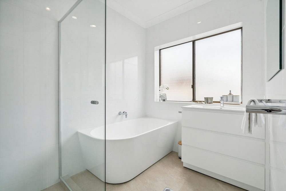Coastal Luxury: 3-bed Townhouse 150m From Beach