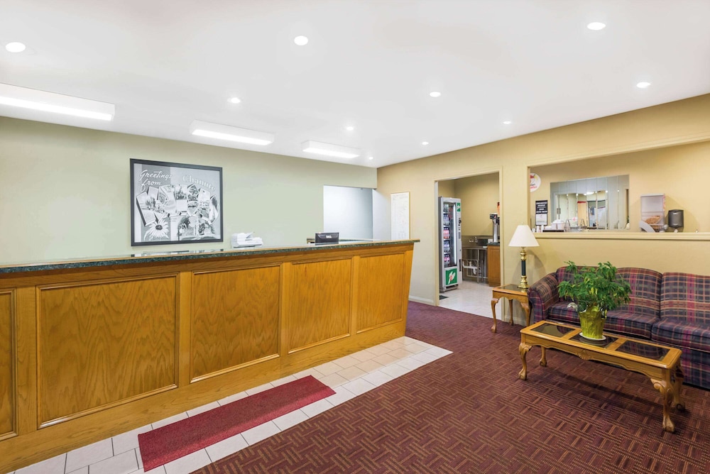 Super 8 by Wyndham Chanute view 3