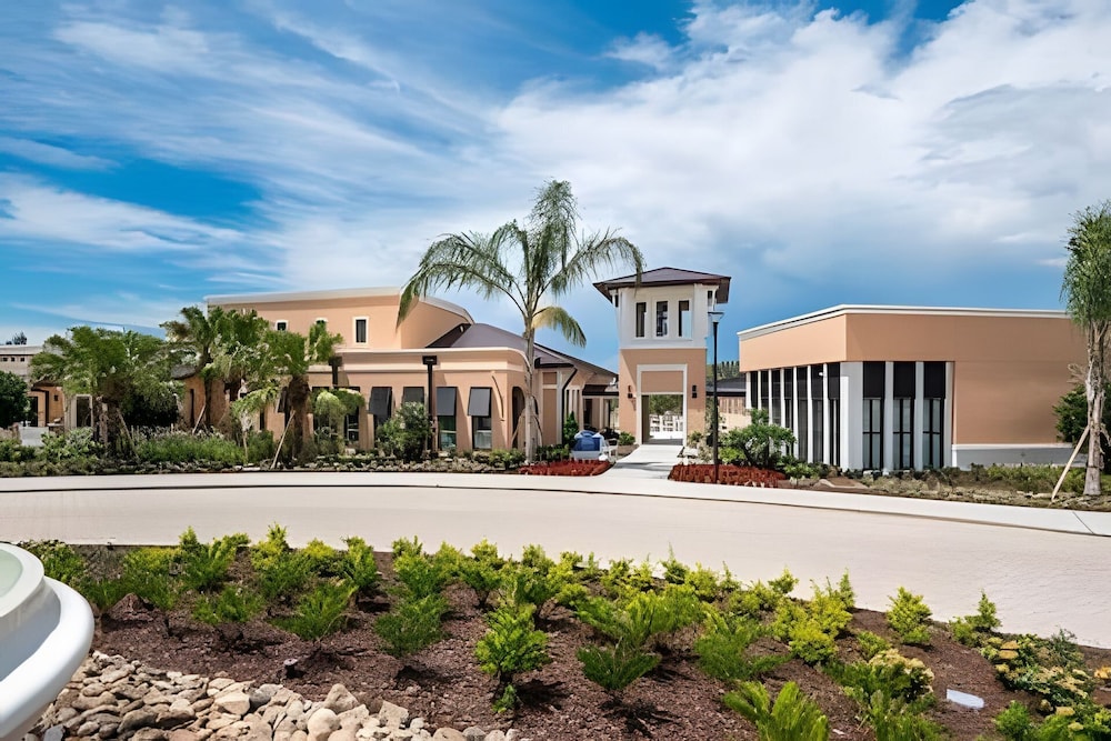 Luxury 5-bed Home With Private Splash Pool
