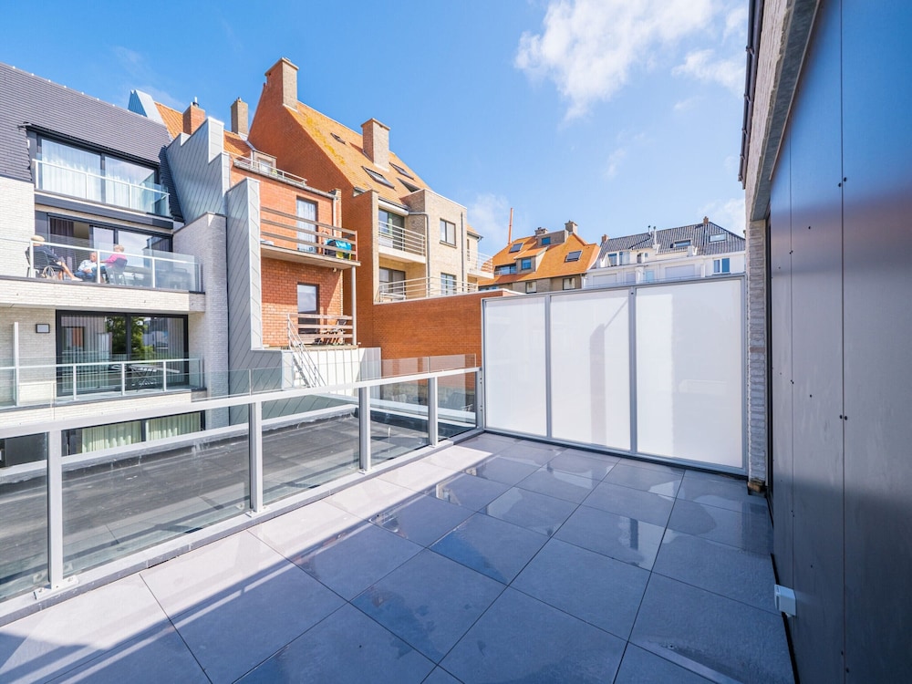 Modern Apartment Within Walking Distance of the se