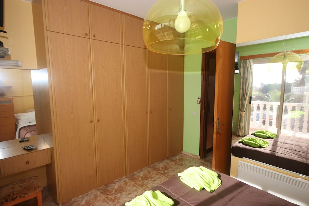 2 Bedroom House near Tombs of the Kings view 4