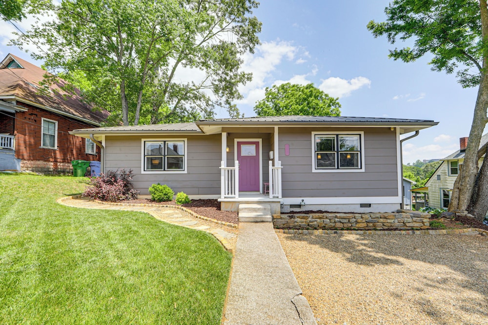 1/2 Mi to River Arts District: Home w/ Deck!