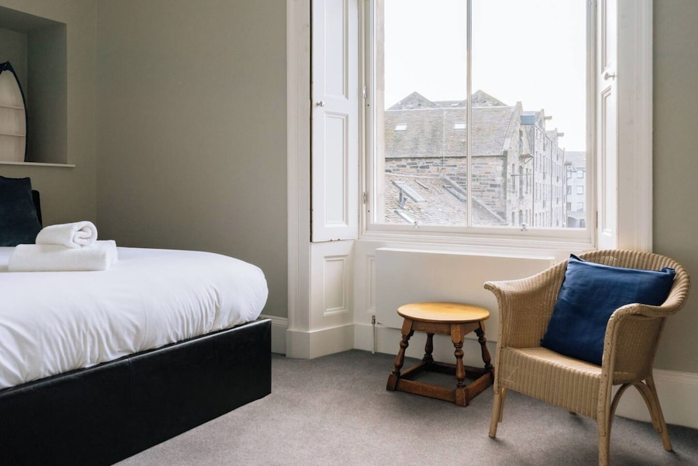 Contemporary & Central 1BD Flat - Leith! view 2