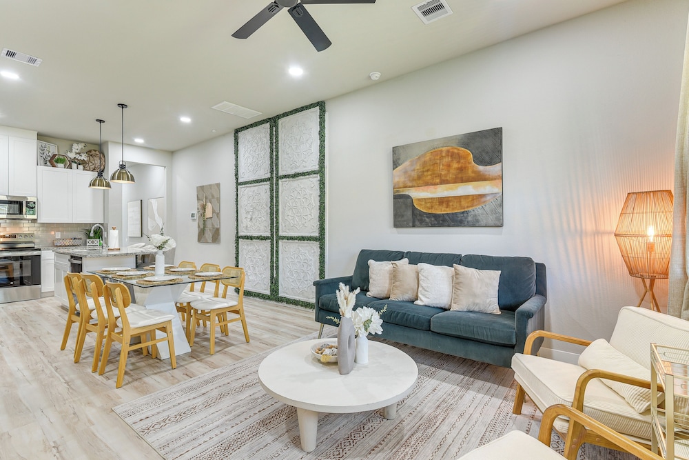 Private Patio & Yard: Houston Retreat Near Golf!
