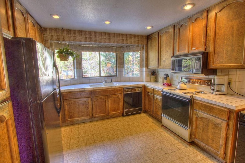 Lake Tahoe Vacations - Ski Lake Lodge 3 Bedroom Home by RedAwning - Property Image 8