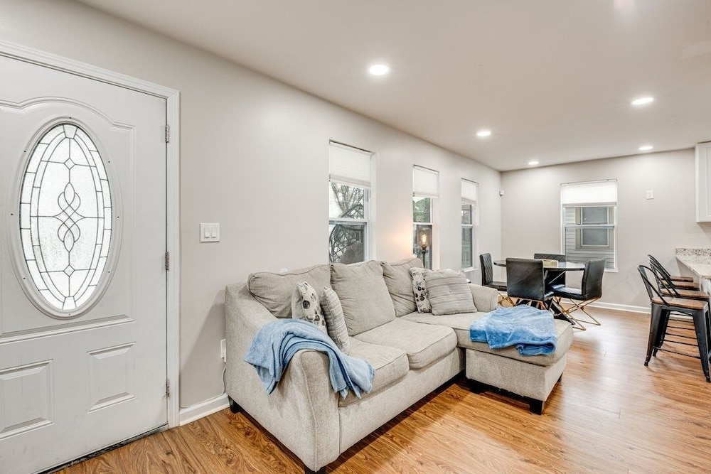 Spacious Family Retreat Near Airport 5 Bedroom Home