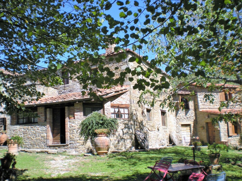 Farmhouse in Cortona view 3