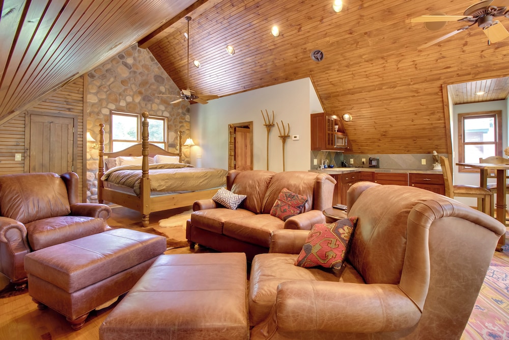 Dock Access: Romantic River Retreat in Gassville