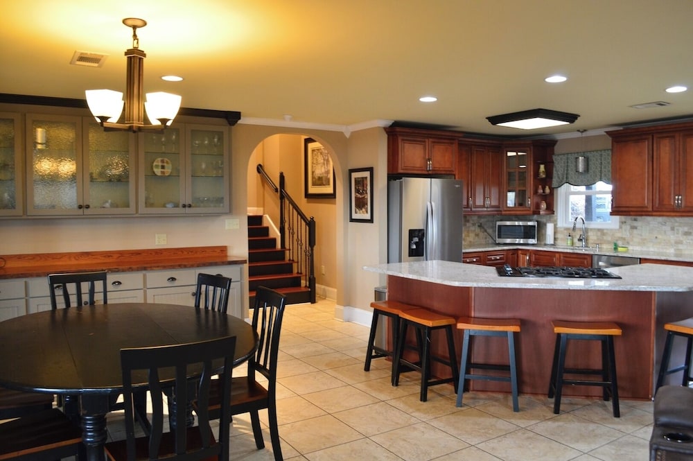 Luxury Lakefront 4br: Jacuzzi, Game Room & Wi-fi