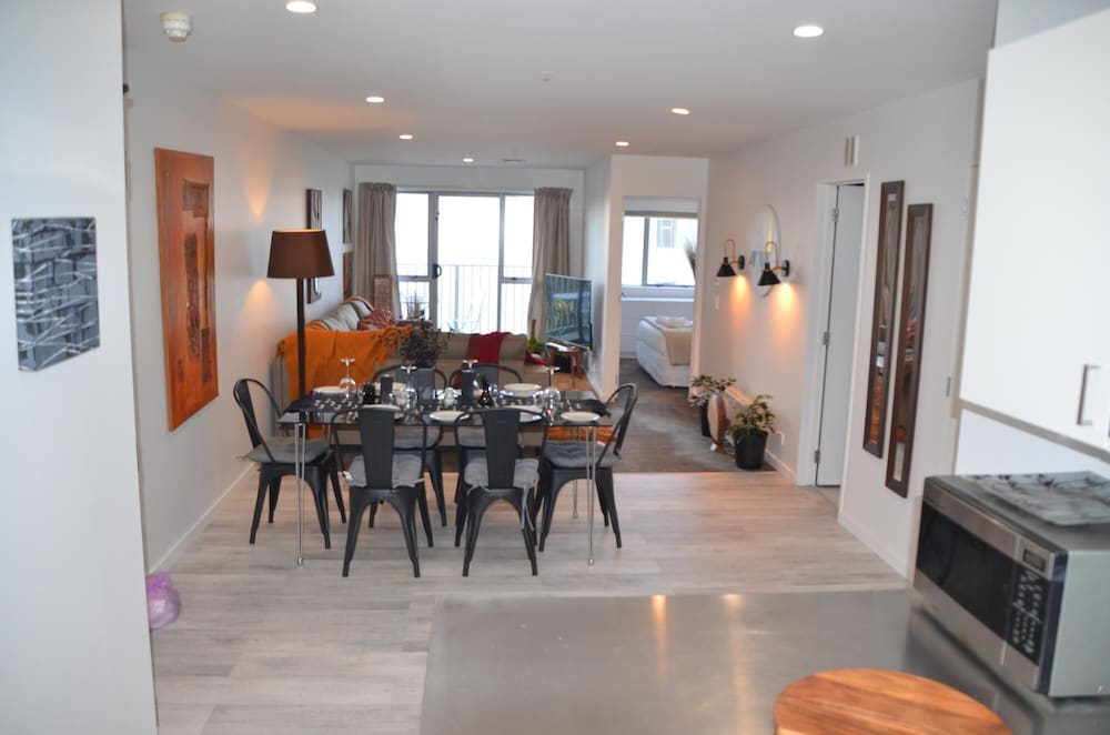 Modern 2BR apt Near Spark Arena - Free Parking - Image 1