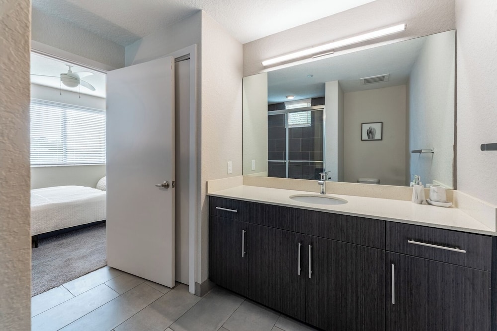 Daytona 2BR Getaway Parking Family & Pet-friendly