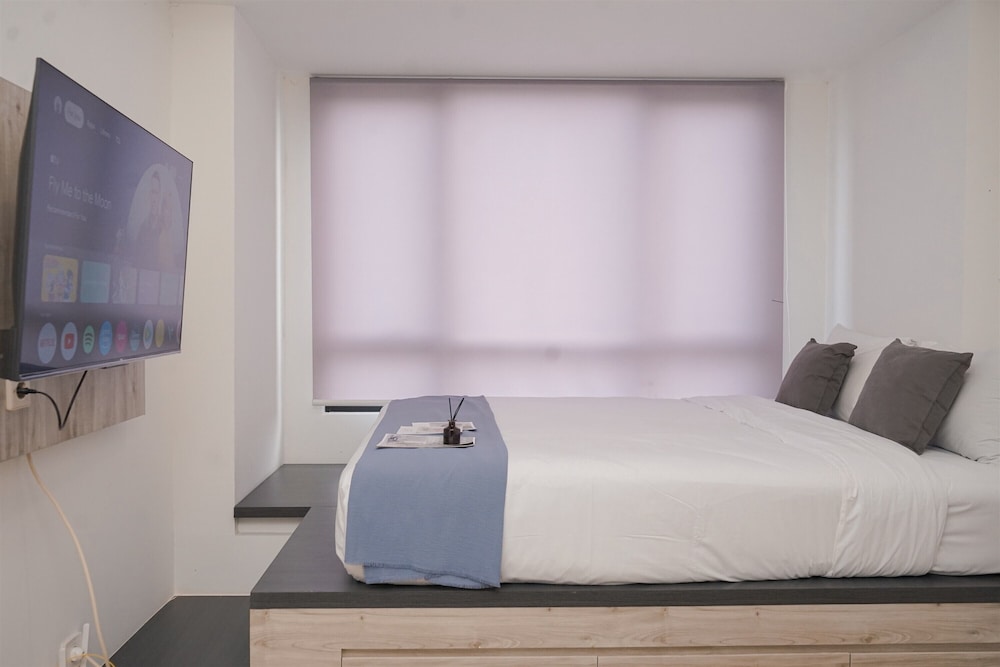 Warm and Spacious Studio Room at Collins Boulevard Apartment