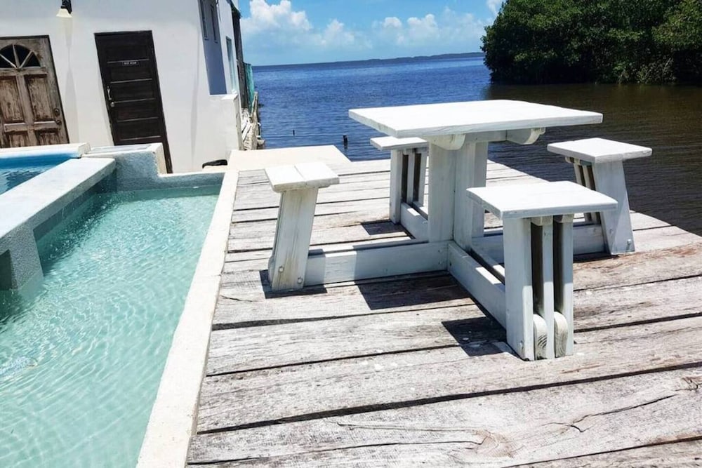 Poolside Seaview Studio With Infinity Pool & Overwater Deck Near Airport, 1st FL
