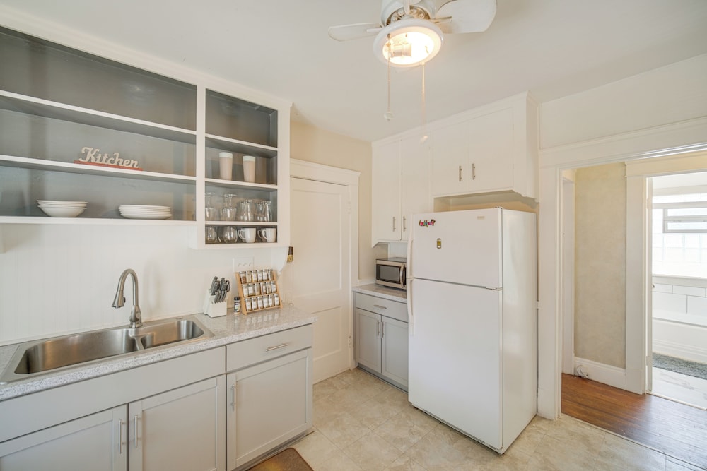 2 Mi to Zoo: Charming Apt w/ Balcony in Cleveland