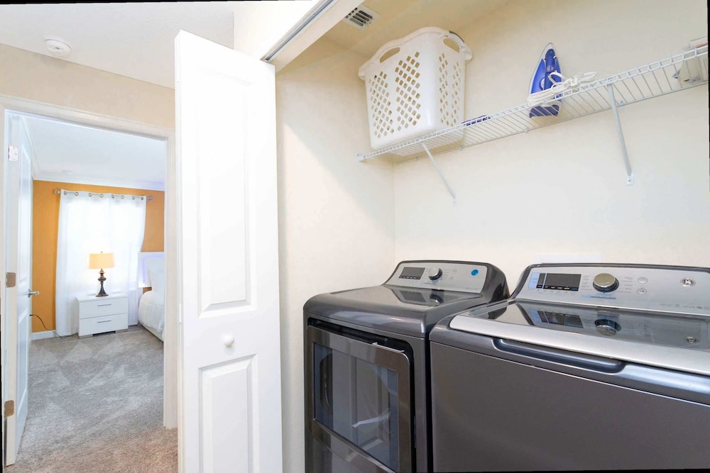Stylish 4Bd w Lake View Pool Kids Themed Room