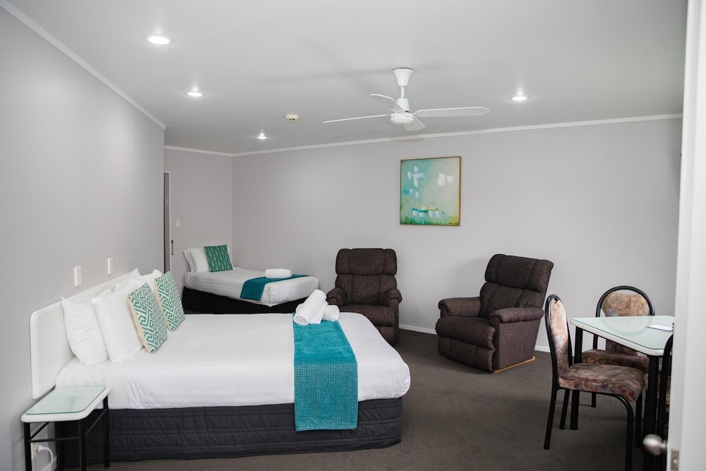 Bk's Palm Court Motor Lodge