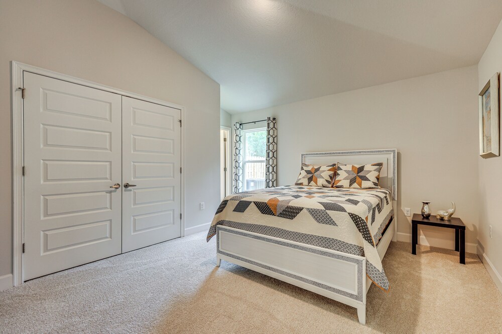 15 Mi to UF: Home w/ Furnished Porch in Alachua!
