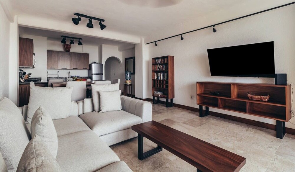 Ocean View 1Br Condo-balcony-beach-pool - 502