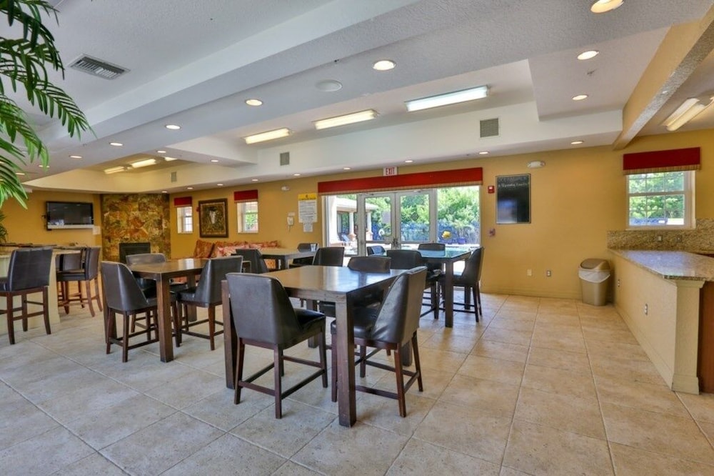 Kid Friendly Condo With Pool, Basketball, Bocce, Hot Tub, And More! 3 Bedroom Condo