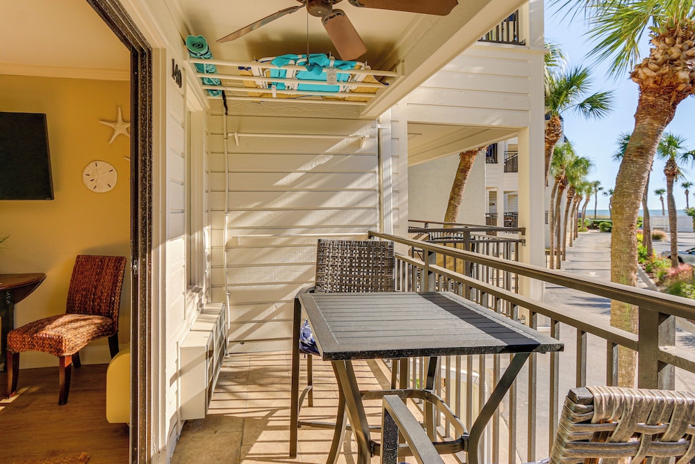 Walk to Coligny Beach Park: Condo w/ Pool Access!