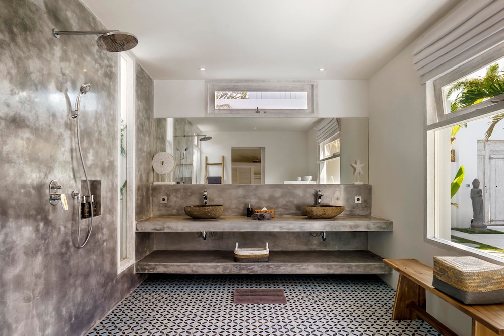 Villa Surga Blue by Alfred in Bali - Brand New 5 BR Pool Villa in the of Seminyak