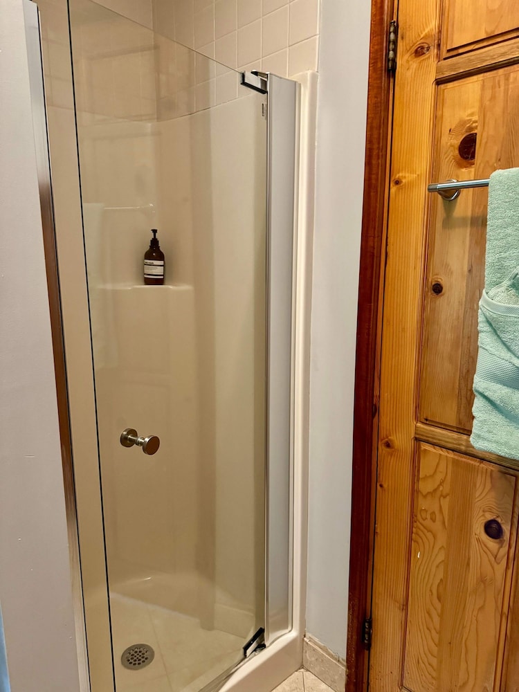 Free Parking - Prime Location - Downtown