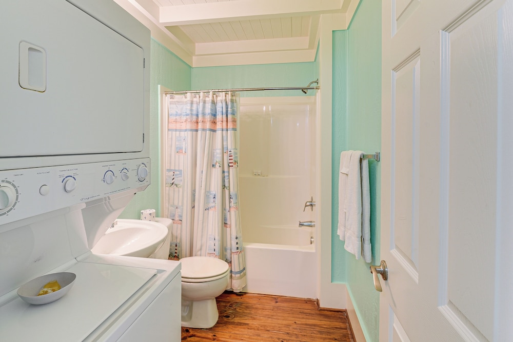 Walk to Beach: Home w/ Hot Tub & Deck in Gilchrist