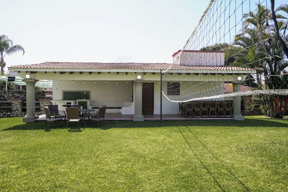 Spacious House with Pool