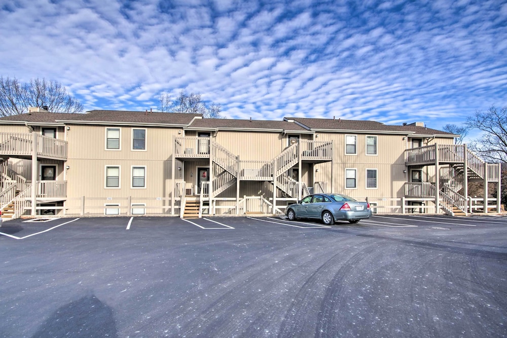 Community Perks: Family-friendly Osage Beach Condo view 3