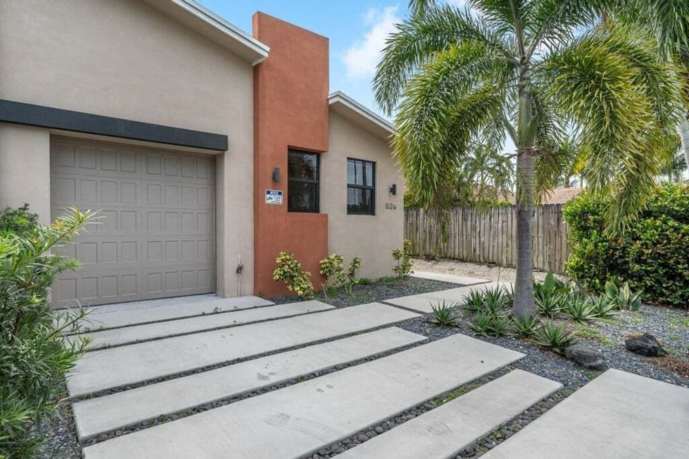 Fox Sonata Downtown Pool House 3 Bedroom Home