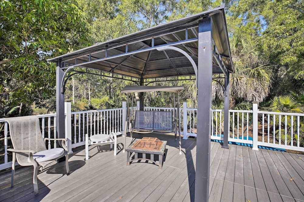 Pet-friendly Oasis w/ Deck & Fire Pit in Bokeelia!