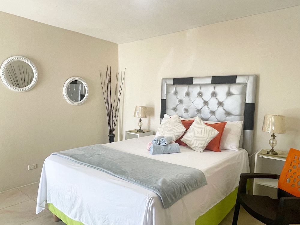 Skyline Suites, Breathtaking Mountains & City View 1 Bedroom Apts by RedAwning view 3