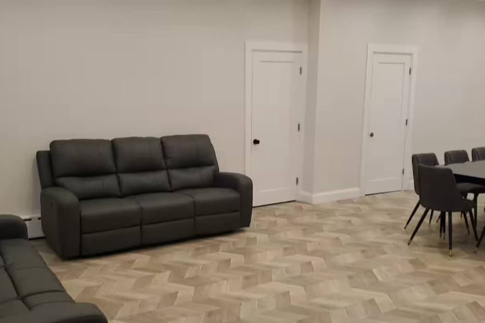 Budget-friendly Home Sleeps 16 Wifi Close to Minyan