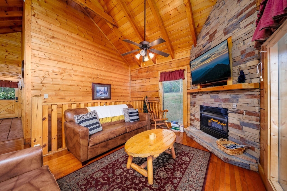 Ern812 - Eagles Perch 2 Bedroom Cabin by RedAwning view 5