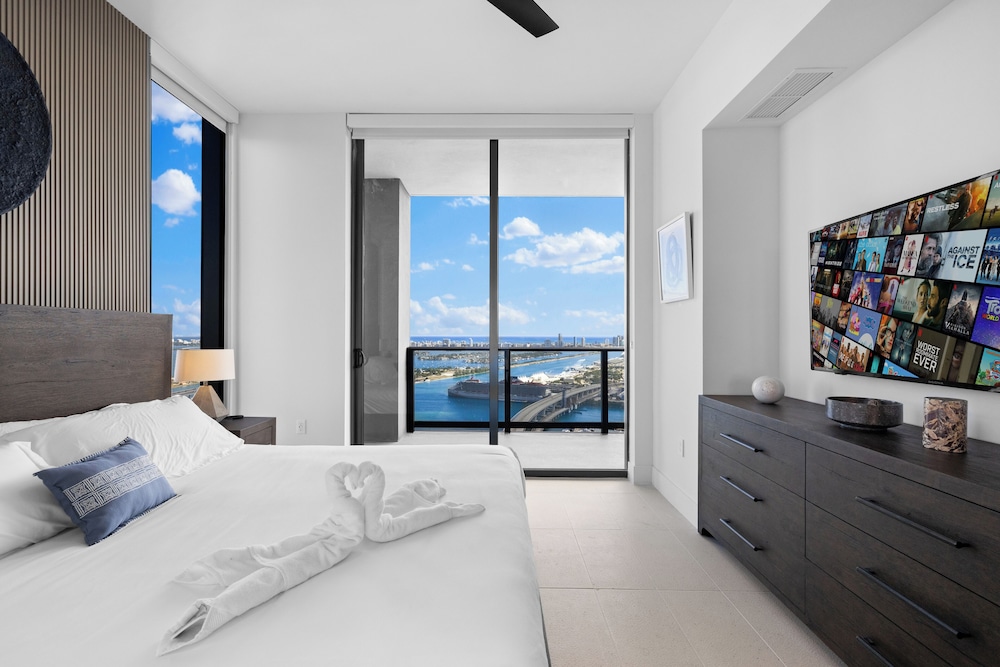 Lux Studio W City Views and Pool