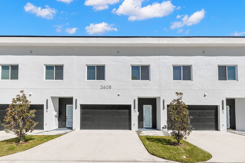 NEW Casa Sol Casa Cielo - Luxurious Newly Built Tampa Townhouses In Prime Location