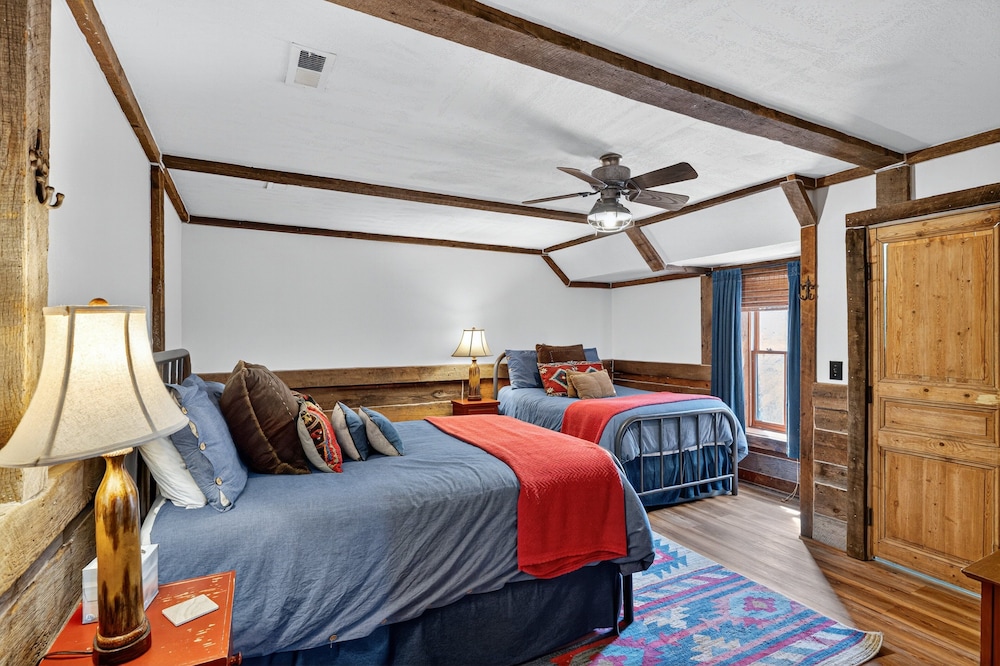 Cabin Unbound - Historic Lakefront Comfort 4 Bedroom Cabin