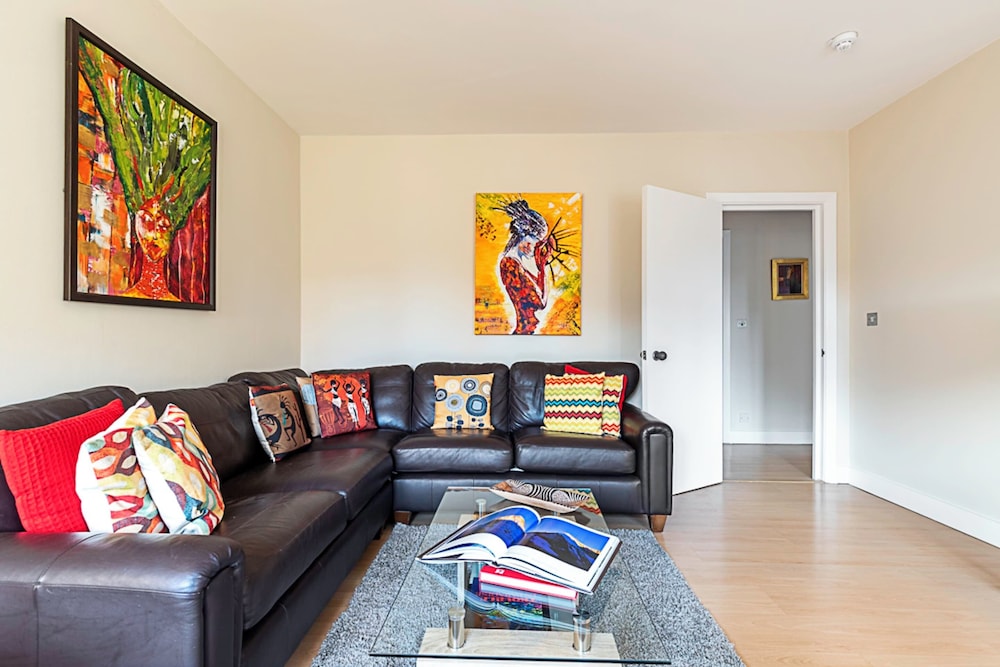 Beautiful Two Bedroom Abode Near Baker Street