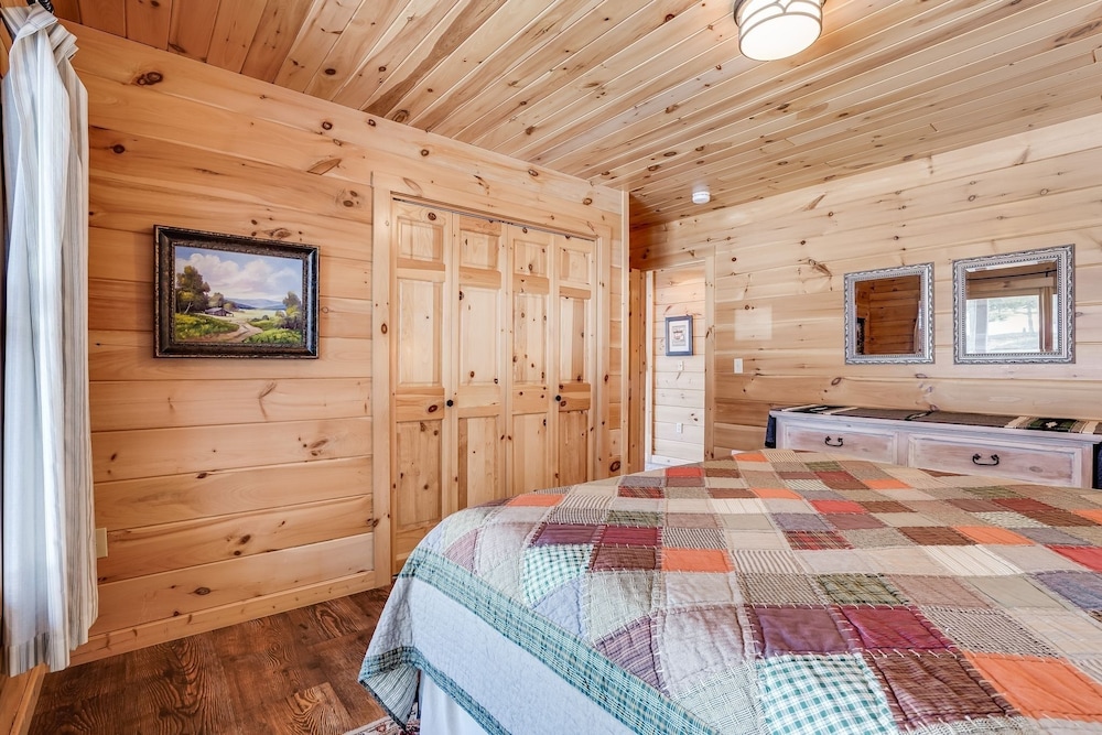 Straight From The Heart 3 Bedroom Cabin by RedAwning view 4