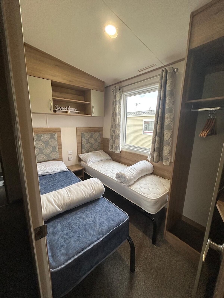Familycaravan-seaview-garden-ensuite-nearbeach