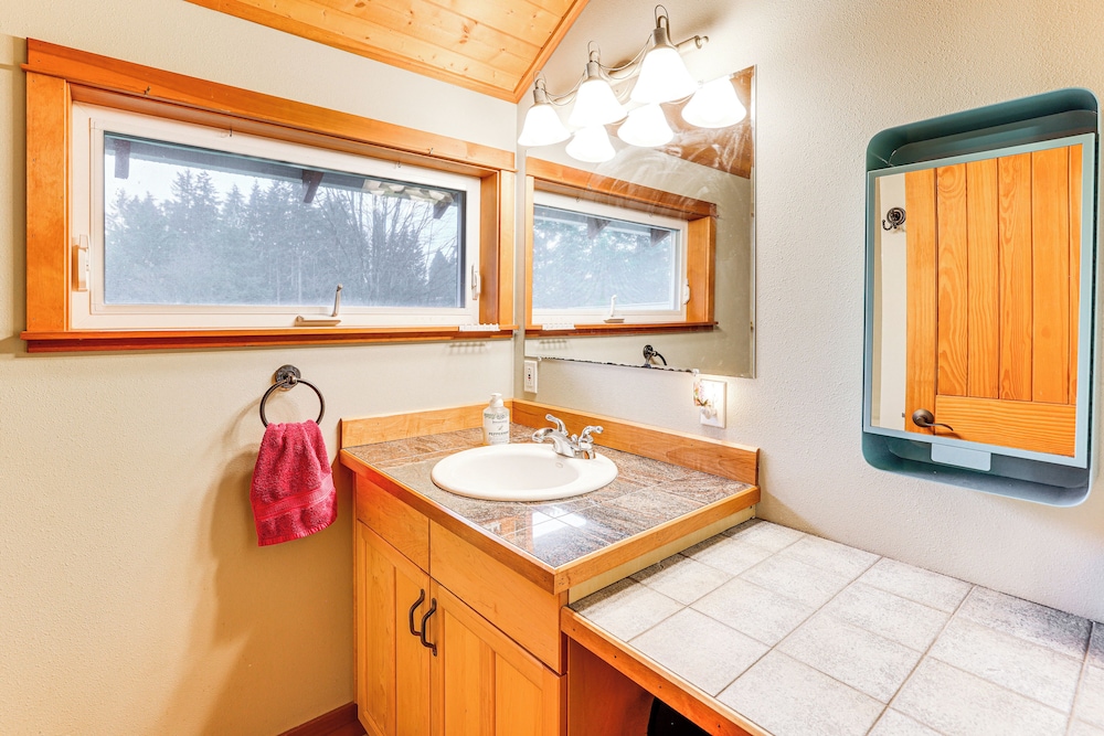11 Mi to Olympic NP: Port Angeles Retreat w/ Deck